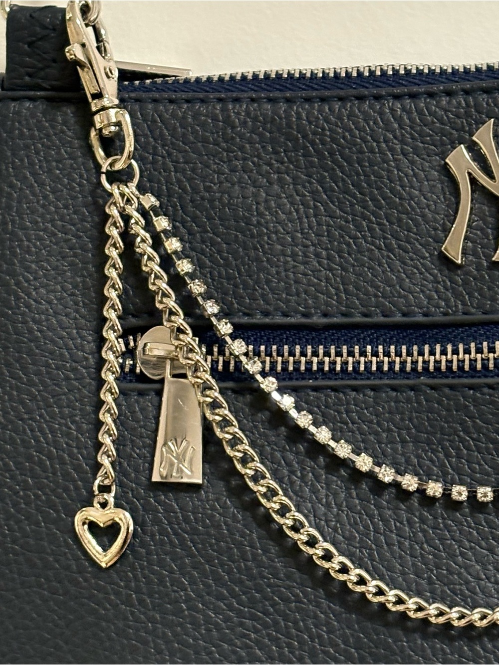 Yankees Crossbody Bag w/ An Added Bag Charm - Picture 3 of 7